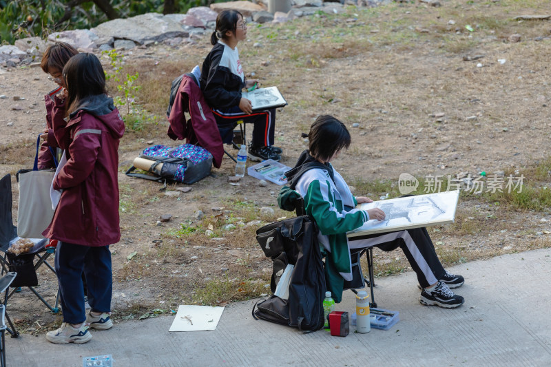 太行山峡谷写生的学生们08