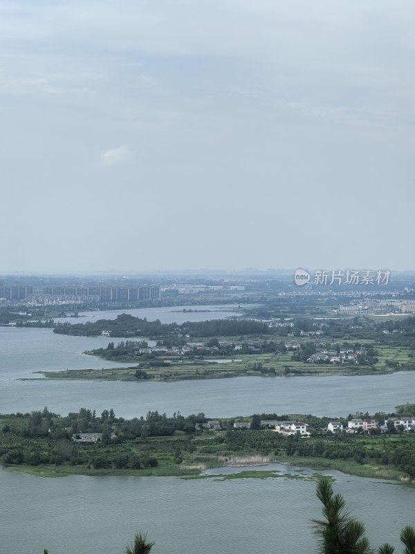 金牛湖：俯瞰湖泊及周边城镇的自然风光全景