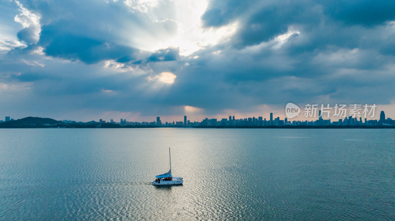 湖北武汉东湖风景与帆船
