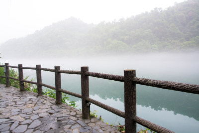 雾气弥漫的东江湖湖边的绿道