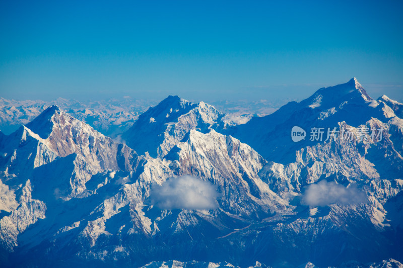 从飞机上俯瞰青藏高原连绵不绝的壮美雪山