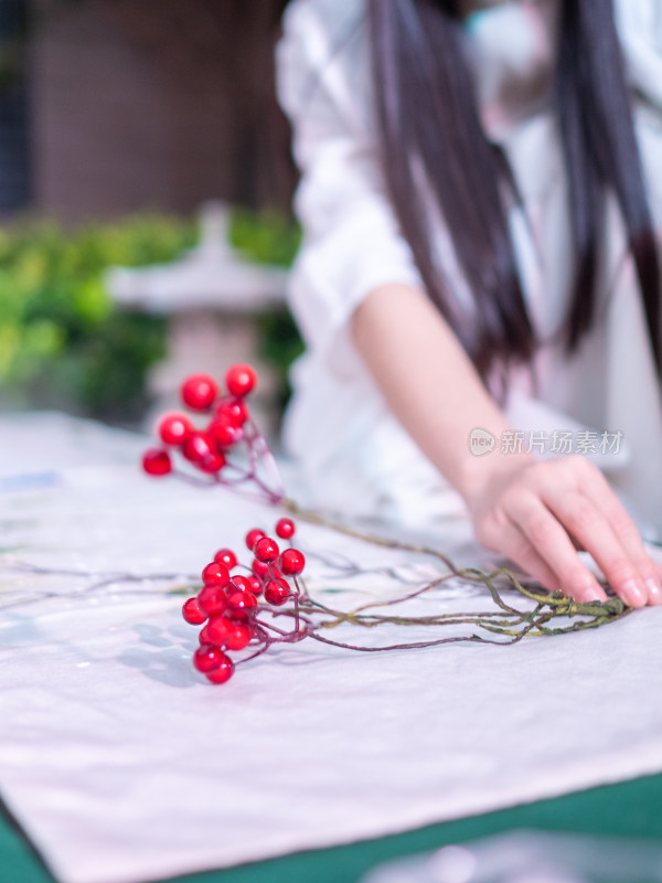 女子用手摆弄红色浆果的场景