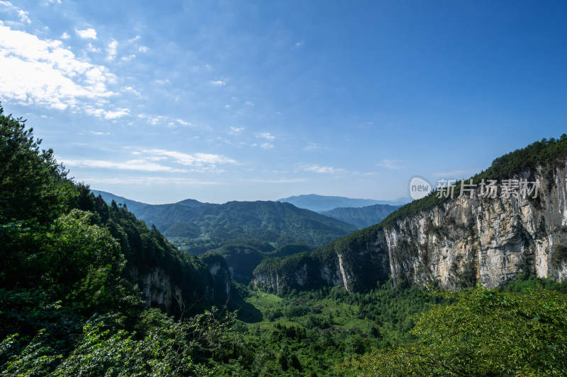 崖壁青峰绝美景色