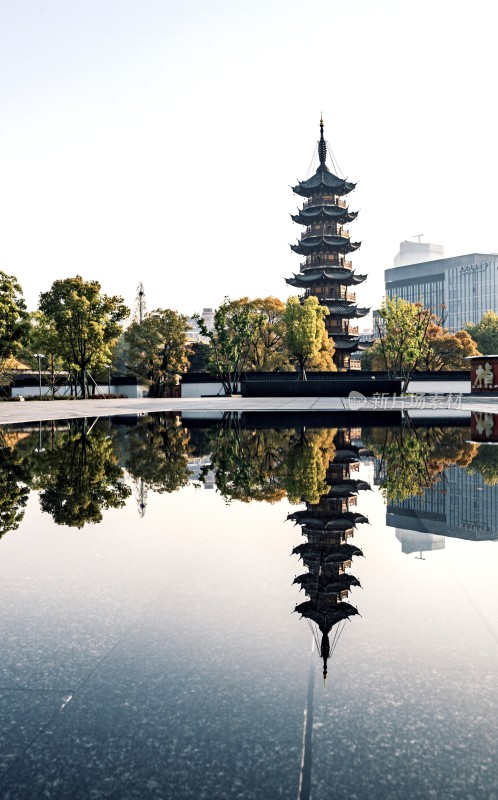 上海龙华寺龙华塔古塔与周边建筑的倒影景观