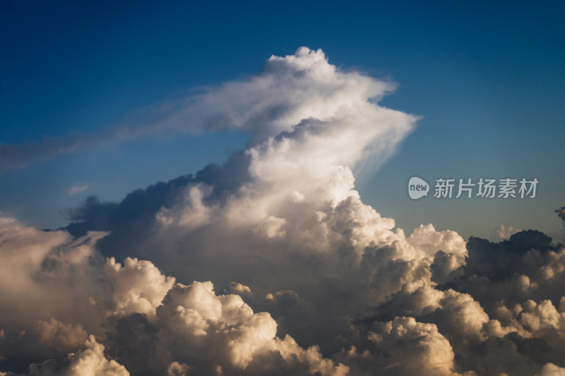 飞机窗户外的天空云景