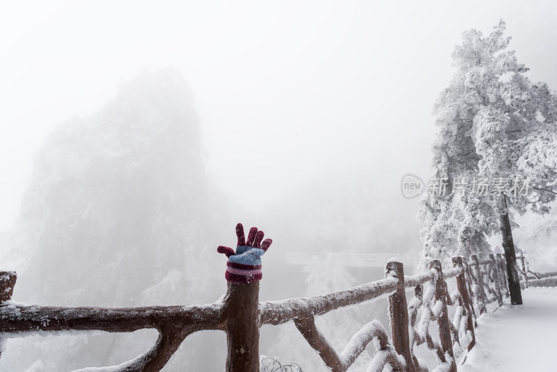 寒冷冬季景区雪后栈道