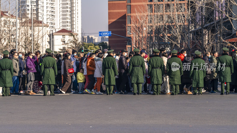 一群穿军大衣的人站在户外