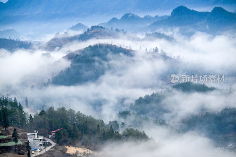 重庆酉阳：雾气中的山村田园