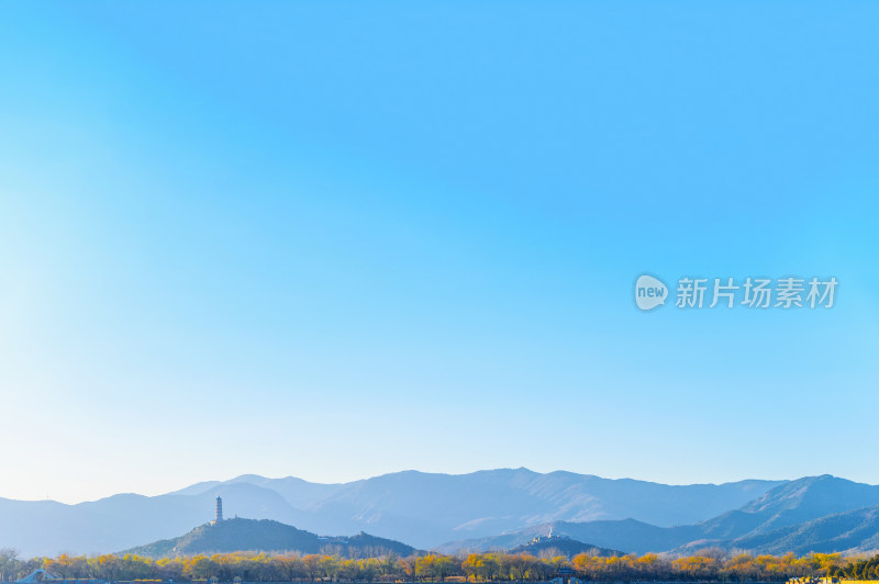 冬季颐和园蓝天与远山