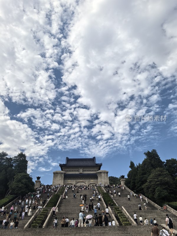 南京中山陵：蓝天白云下的南京中山陵景象