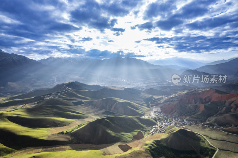 祁连山脉卓尔山日落光影