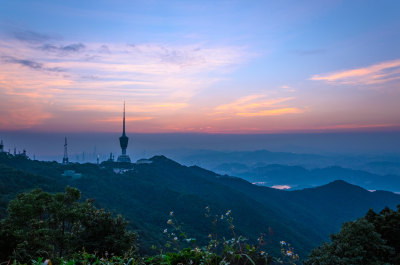 深圳盐田梧桐山顶电视塔与夕阳余晖晚霞