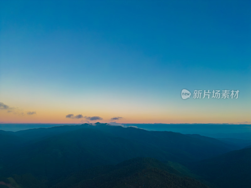 航拍日落时的夕阳高山天空景色