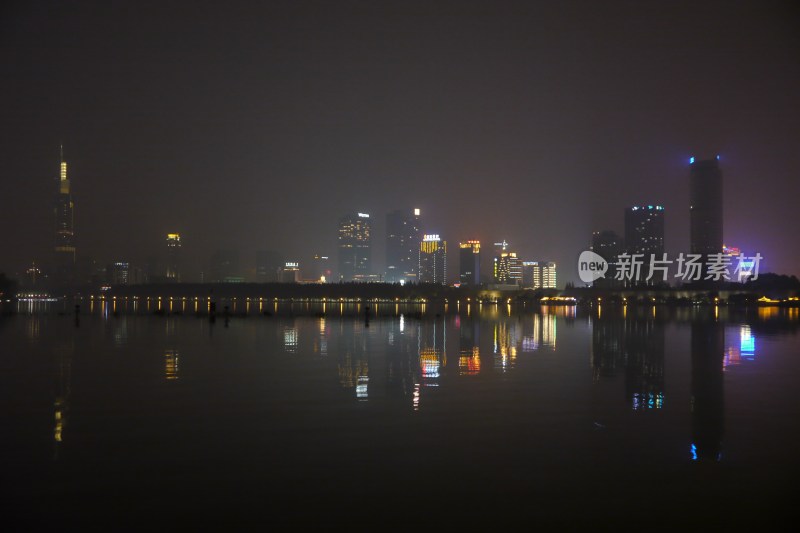 南京玄武湖畔夜景