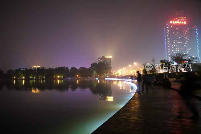 南京玄武湖畔夜景