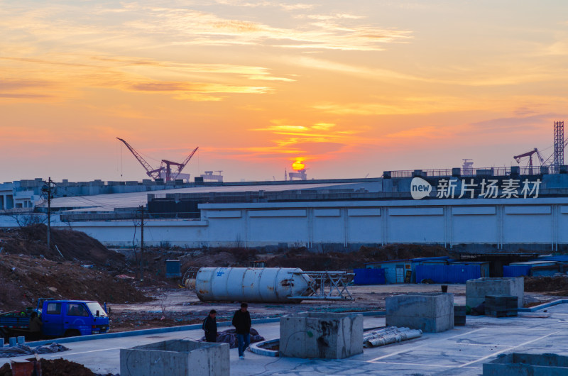 山东青岛凤凰岛，夕阳下的船舶重工基地