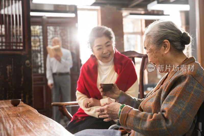 老姐妹俩喝茶聊天