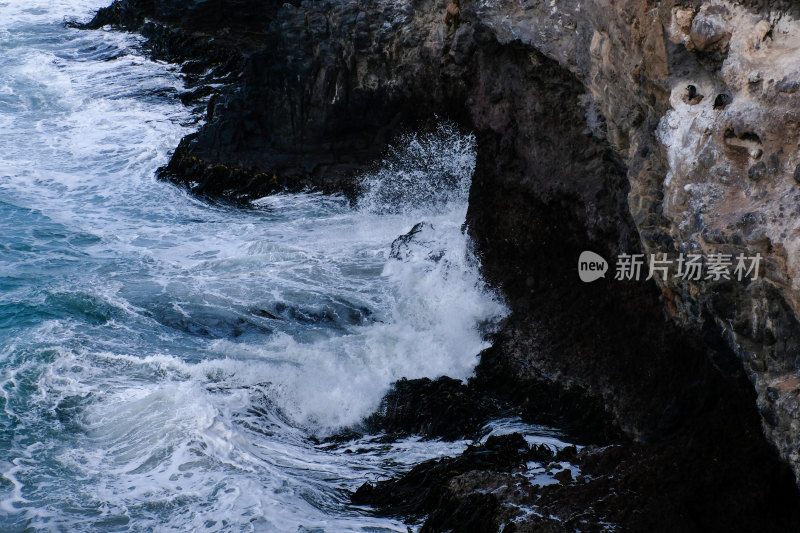 海浪拍打海岸岩石景象