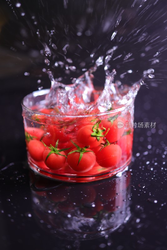 小番茄入水创意摄影