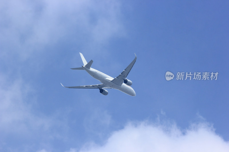 客运飞机在蓝天白云的天空飞行素材