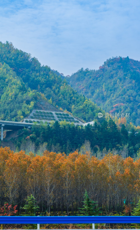 河南洛阳白云山，穿过山间的桥梁