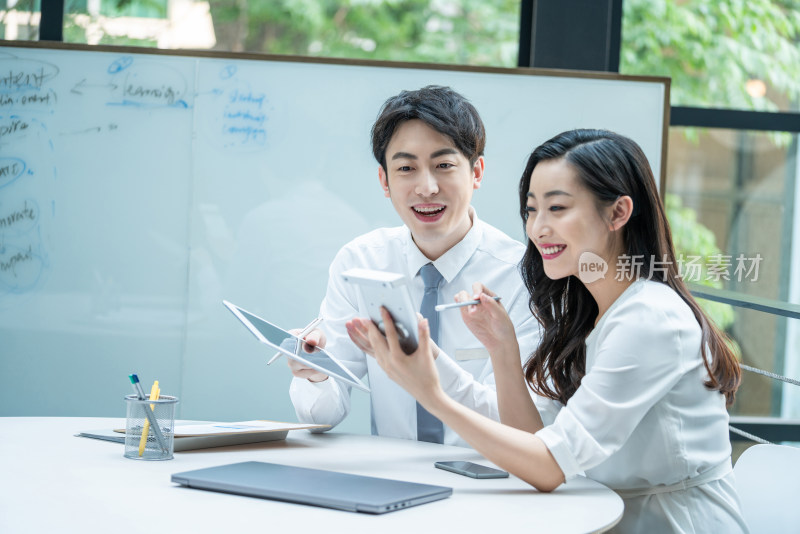 年轻商务人士在工作