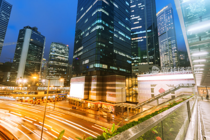 城市街道夜晚车流与高楼景观