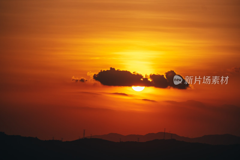 黄昏时分太阳完全落下群山后的天空场景