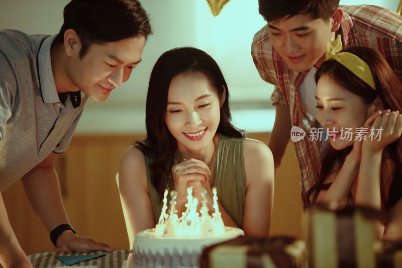 快乐的青年朋友庆祝生日