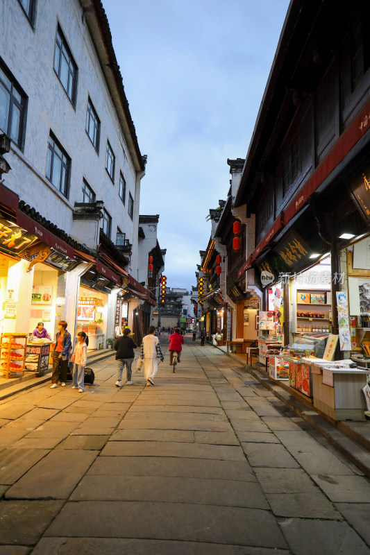 黄山屯溪老街河街夜景风光