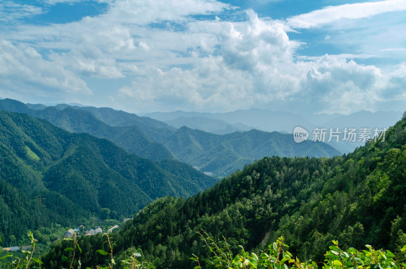 陕西秦岭洞青山叠翠蓝天白云自然风景