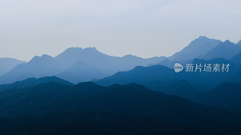 河南伏牛山山脉平顶山尧山层峦叠嶂的山峰