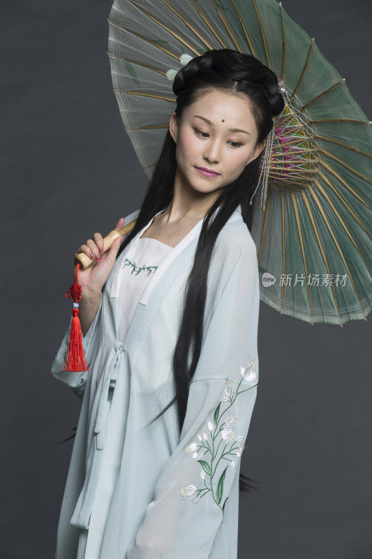 身穿古装的汉服女性人像（汉服影棚拍摄）