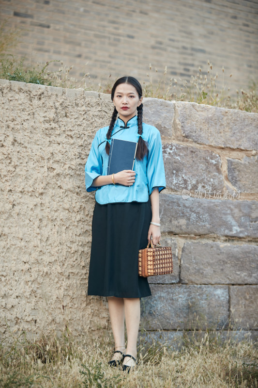 在古城身穿民国学生服饰的女大学生