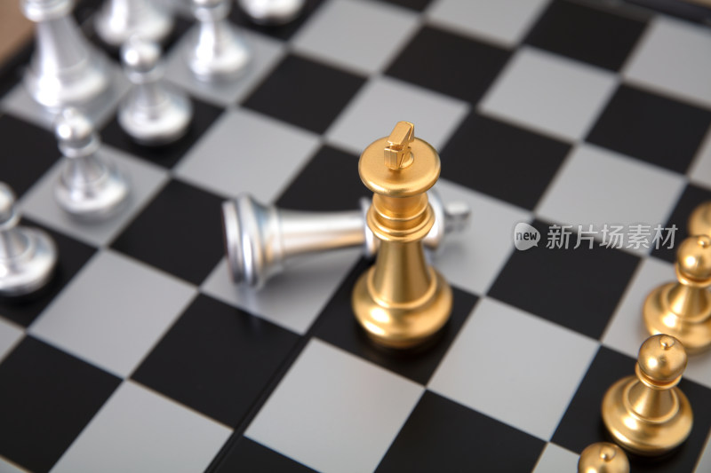 国际象棋棋盘上对决中的象棋子