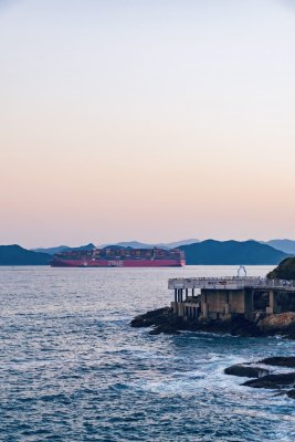 海边礁石与海浪风景