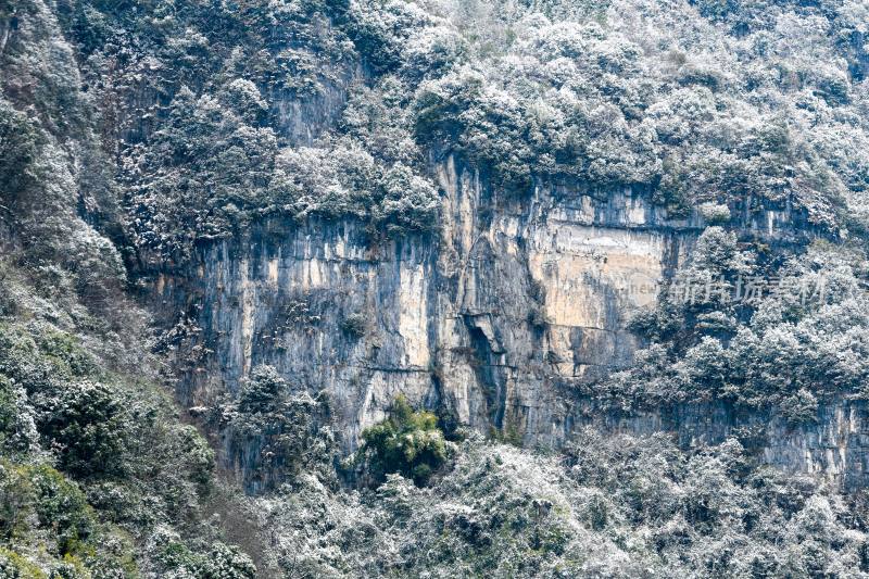 重庆酉阳：绵延青山披白纱