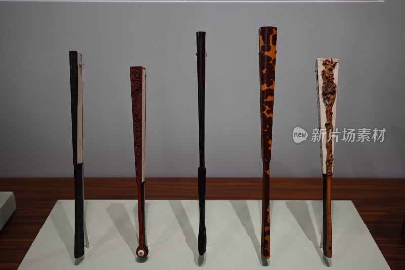 展示架上的精美传统折扇