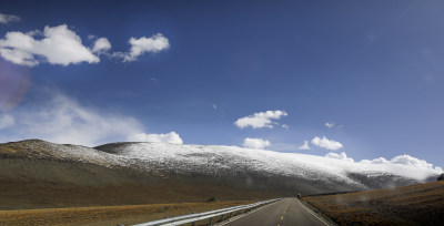 雪山下的公路蓝天白云风景壮美