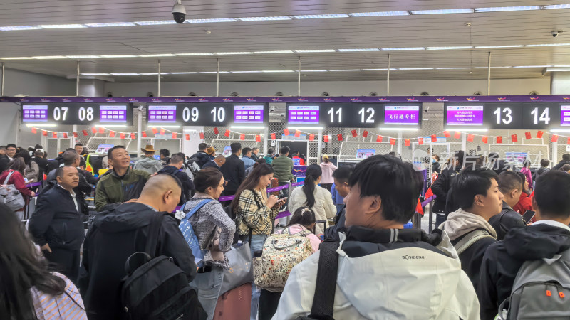 乌鲁木齐地窝堡国际机场排队行李托运的旅客