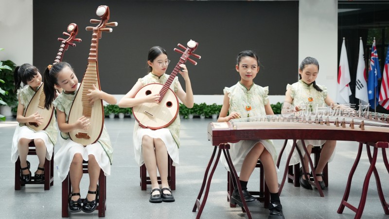 女孩演奏传统民族乐器