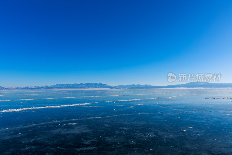 新疆冬季赛里木湖雪景雪山冰湖蓝冰日照金山