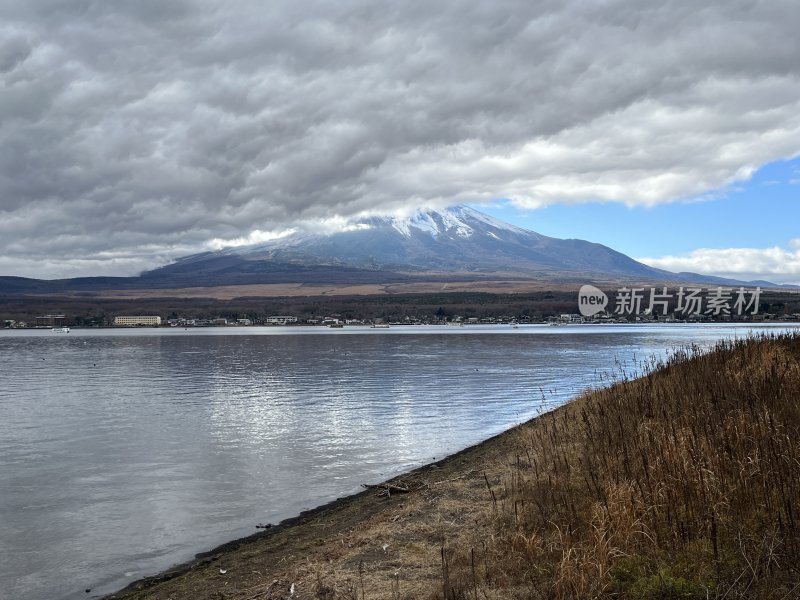 日本山中湖，眺望富士山