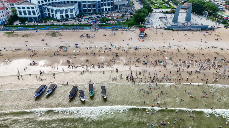 航拍海浪拍打沙滩沙滩游泳游客