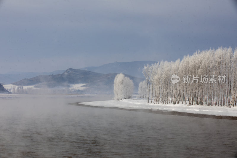 江畔雾凇树林冬季山水自然景观