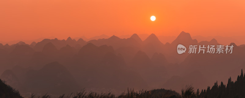 贵州兴义万峰林上的夕阳