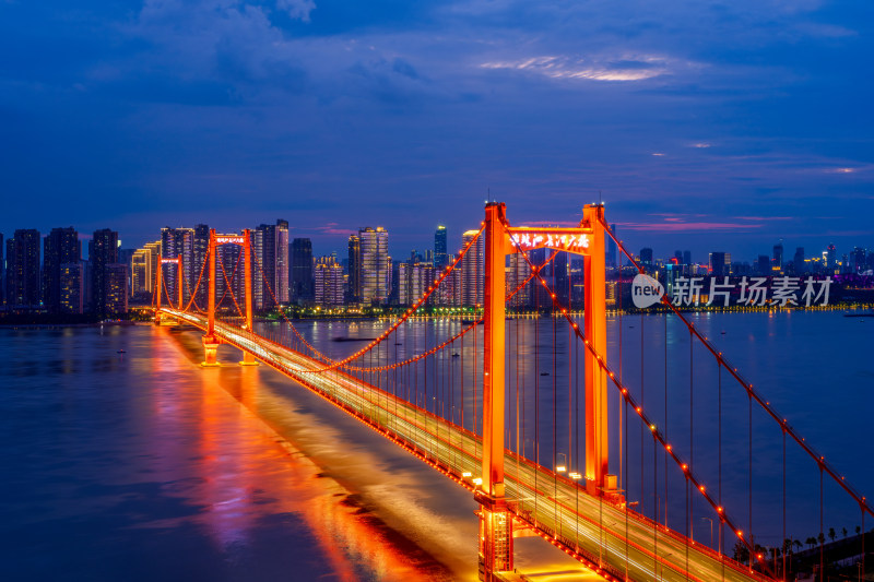 武汉夏季鹦鹉洲长江大桥城市夜景风光