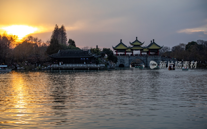 廋西湖五亭桥中式古桥与亭台楼阁黄昏景致