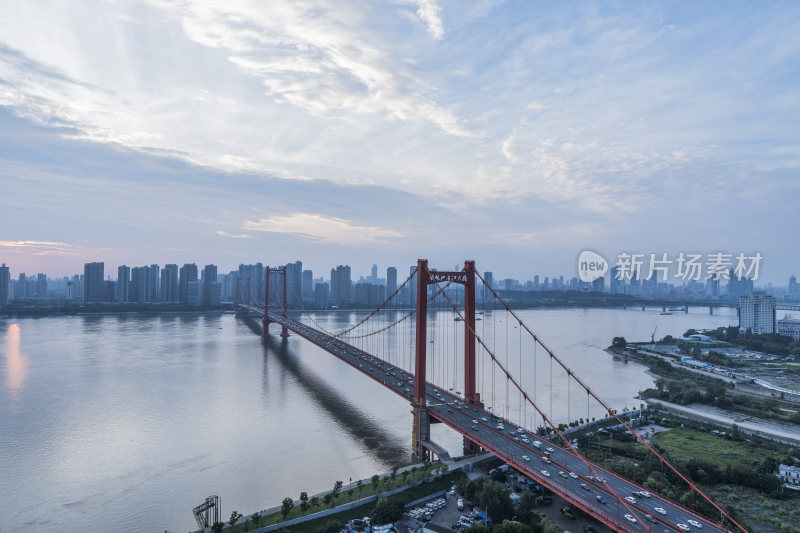 城市中横跨河流的红色大桥全景