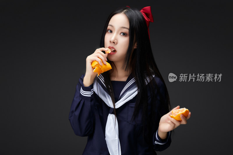 吃水果的亚洲东方长发少女